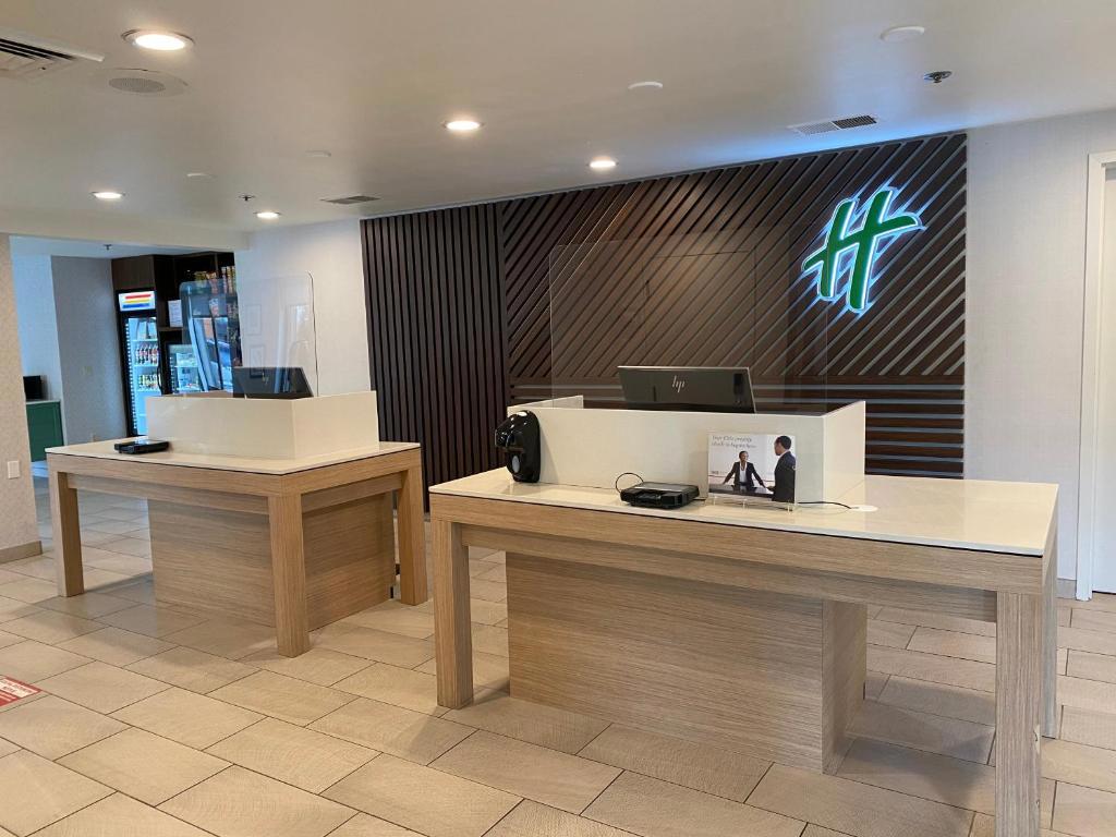 Holiday Inn Portland I-5 South Wilsonville — Sale in Wilsonville, OR, photo 3 of 5
