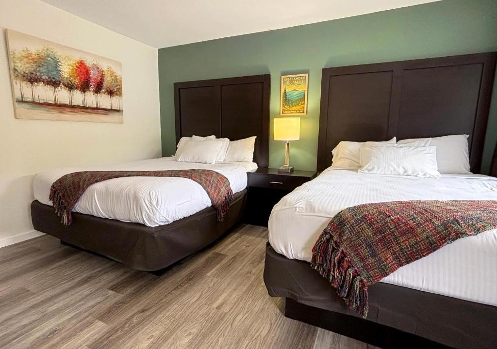 Castlewood Inn Maggie Valley — Sale in Maggie Valley, NC, photo 3 of 5