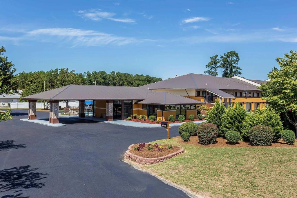 1405 N Sandhills Blvd, Aberdeen, NC 28315