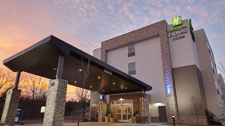Holiday Inn Express & Suites Tahlequah exterior