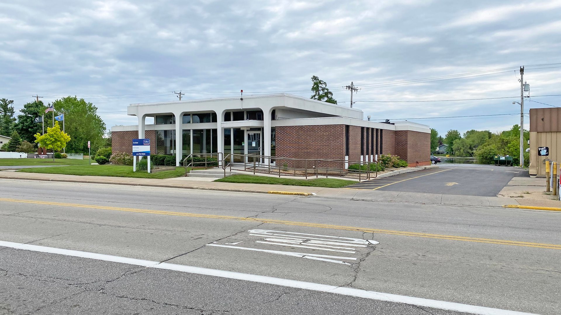 BMO Harris Bank (Dark) 10.5 Cap/Hortonville, Wisconsin
