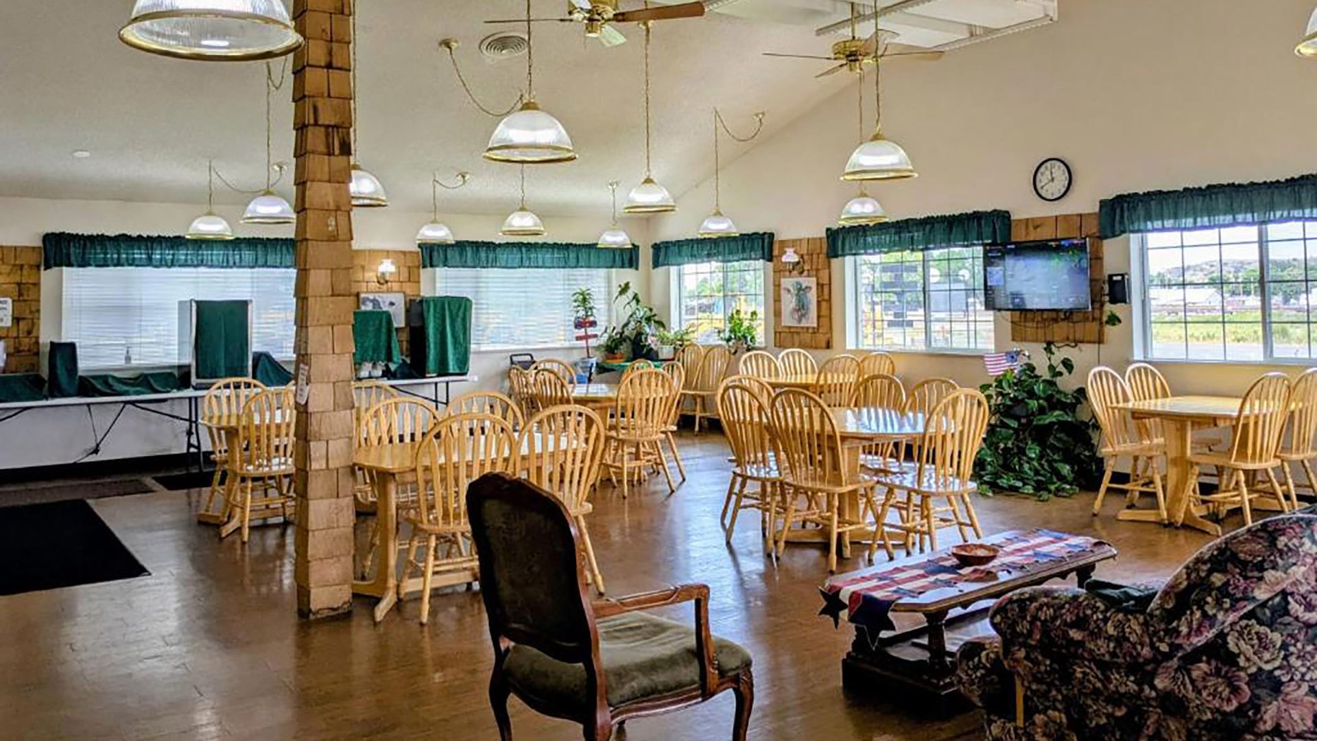 Rails Inn Forsyth MT — Sale in Forsyth, MT, photo 2 of 4