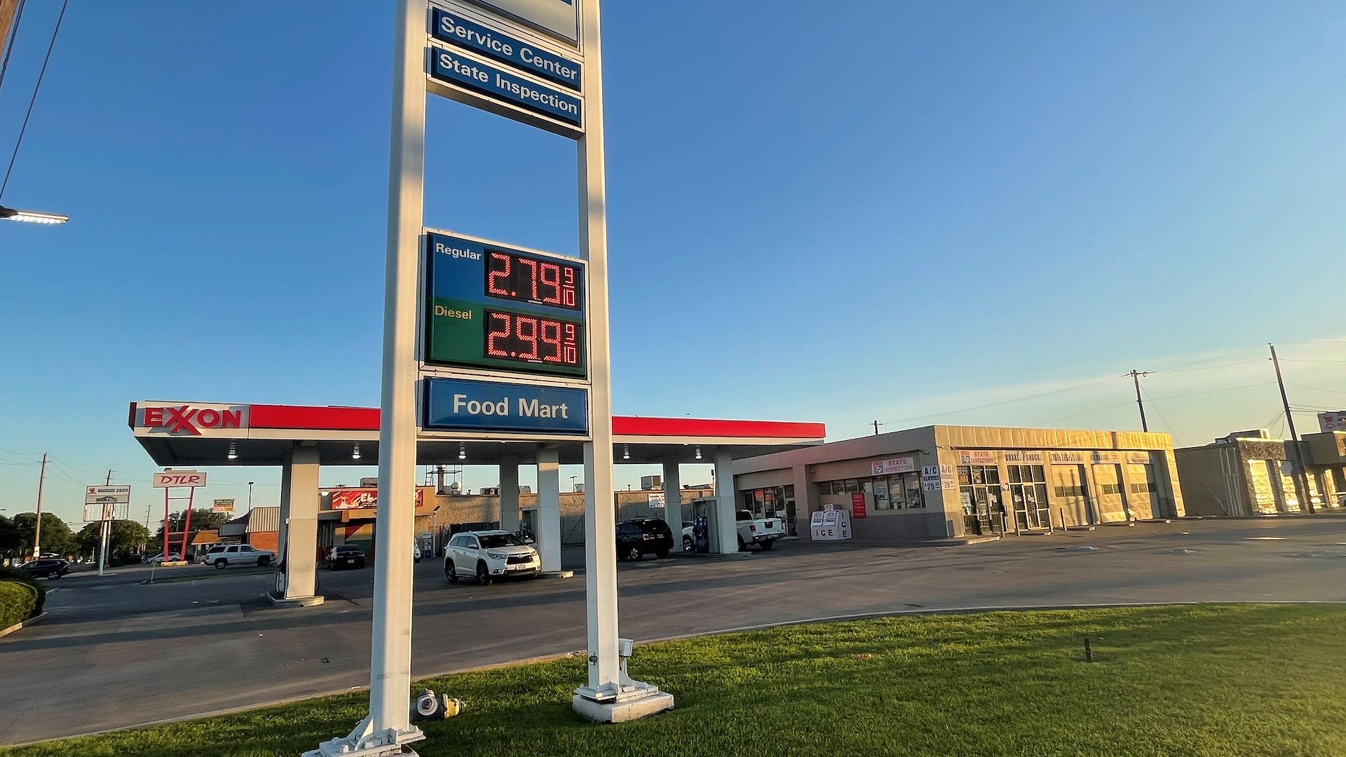 Exxon Gas Station Forest Ln/Dallas, Texas