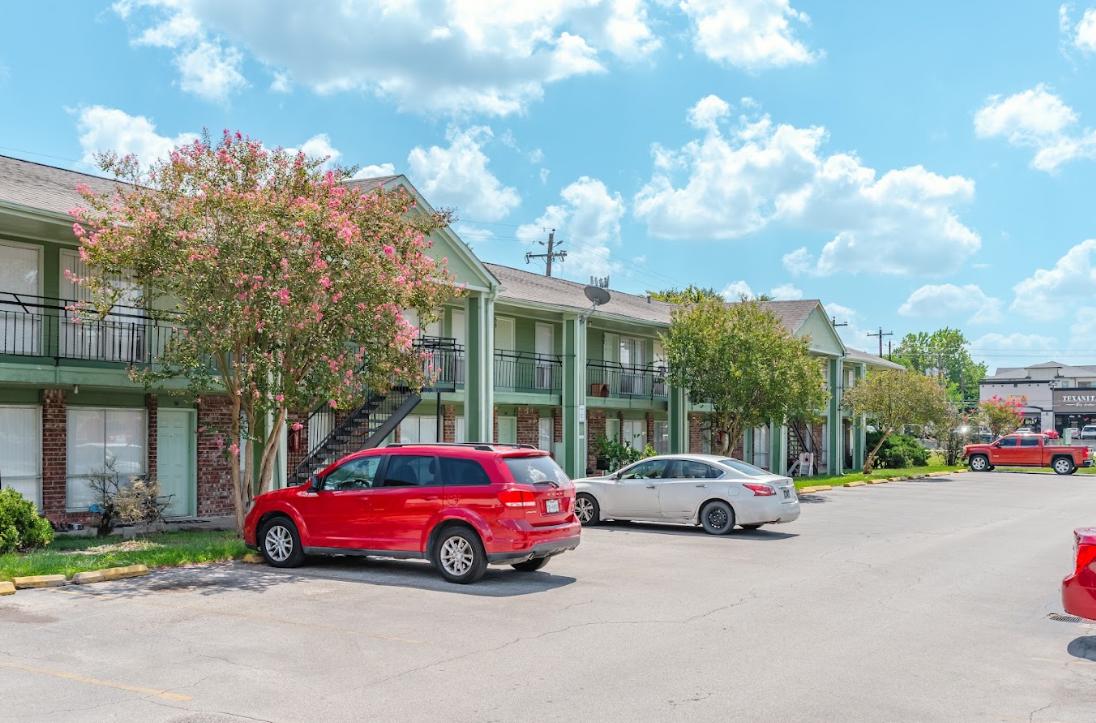 Oakdale Manor — Sale in Houston, TX, photo 3 of 5