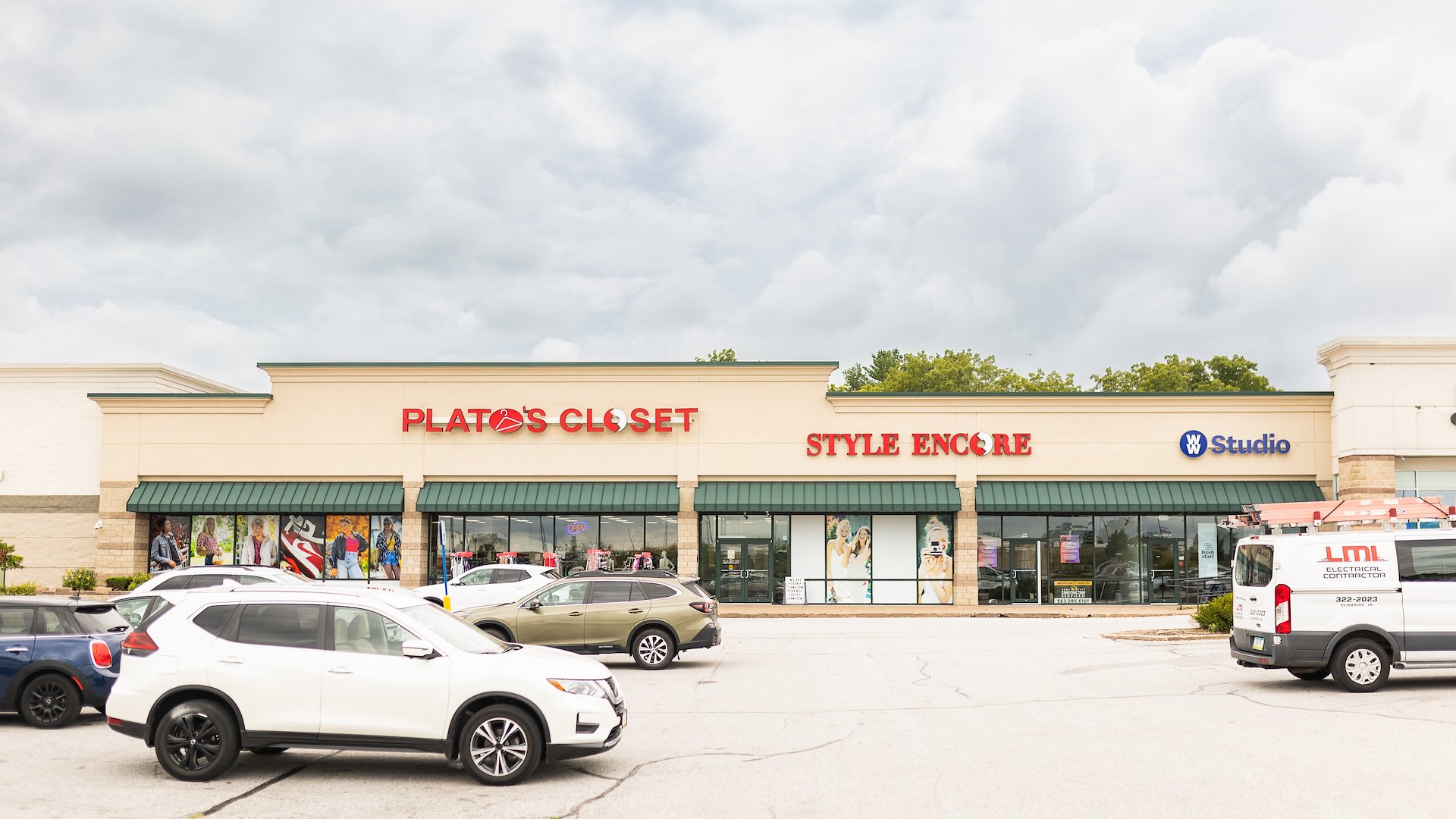 Plato’s Closet / Style Encore / Weight Watchers - retail for sale in davenport, IA