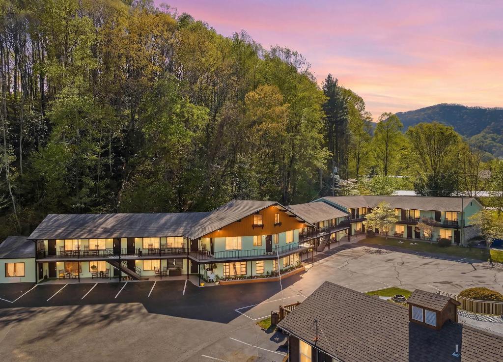 Castlewood Inn Maggie Valley — Sale in Maggie Valley, NC, photo 1 of 5