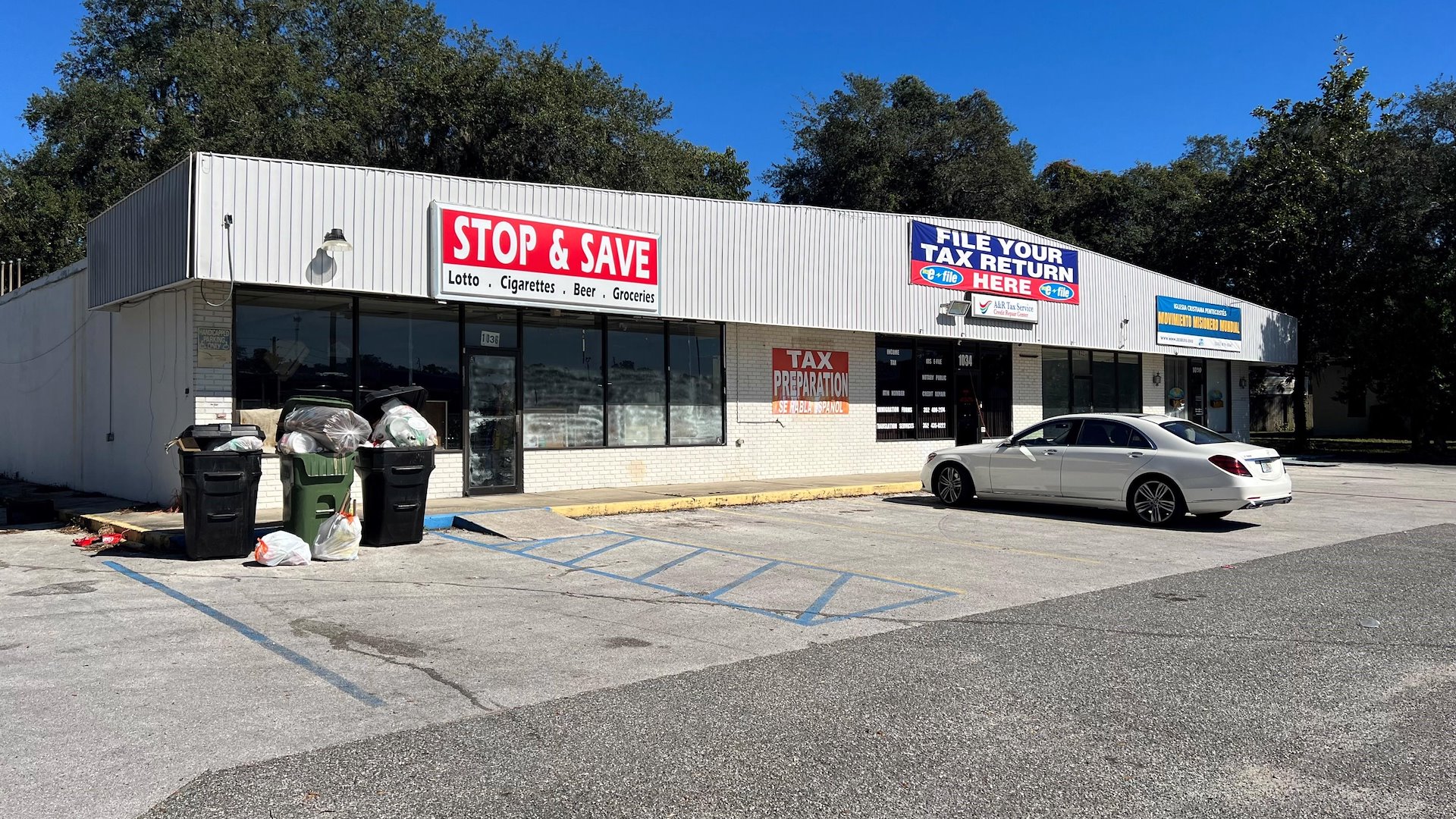 Leesburg Shopping Strip/Leesburg, Florida